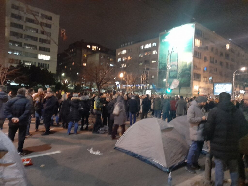 Blokada u trajanju od 24 časa: Na ulici formiran „kamp“, studenti ostaju napolju celu noć, tokom večeri posetio ih Zoran Kesić (VIDEO, FOTO) 6