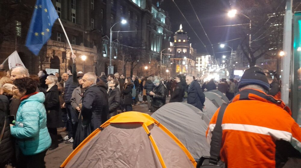 Blokada u trajanju od 24 časa: Na ulici formiran „kamp“, studenti ostaju napolju celu noć, tokom večeri posetio ih Zoran Kesić (VIDEO, FOTO) 1