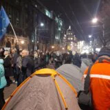 Blokada u trajanju od 24 časa: Na ulici formiran „kamp“, studenti ostaju napolju celu noć, tokom večeri posetio ih Zoran Kesić (VIDEO, FOTO) 10