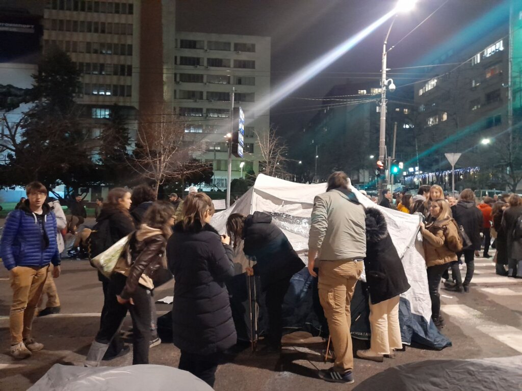 Blokada u trajanju od 24 časa: Na ulici formiran „kamp“, studenti ostaju napolju celu noć, tokom večeri posetio ih Zoran Kesić (VIDEO, FOTO) 4