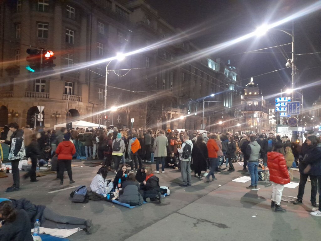 Blokada u trajanju od 24 časa: Na ulici formiran „kamp“, studenti ostaju napolju celu noć, tokom večeri posetio ih Zoran Kesić (VIDEO, FOTO) 3