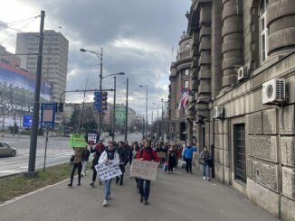 Završen protest "Ne pristajemo" ispred Ustavnog suda: Građani institucijama pokazali crvene kartone (FOTO, VIDEO) 21