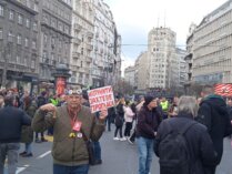 Završen protest "Ne pristajemo" ispred Ustavnog suda: Građani institucijama pokazali crvene kartone (FOTO, VIDEO) 24