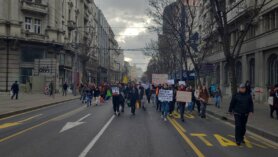 Završen protest "Ne pristajemo" ispred Ustavnog suda: Građani institucijama pokazali crvene kartone (FOTO, VIDEO) 25