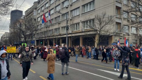 Završen protest "Ne pristajemo" ispred Ustavnog suda: Građani institucijama pokazali crvene kartone (FOTO, VIDEO) 26