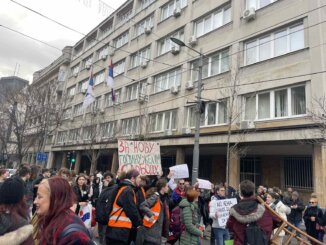 Završen protest "Ne pristajemo" ispred Ustavnog suda: Građani institucijama pokazali crvene kartone (FOTO, VIDEO) 17