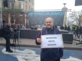 Završen protest "Ne pristajemo" ispred Ustavnog suda: Građani institucijama pokazali crvene kartone (FOTO, VIDEO) 18