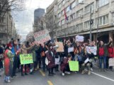 Završen protest "Ne pristajemo" ispred Ustavnog suda: Građani institucijama pokazali crvene kartone (FOTO, VIDEO) 19