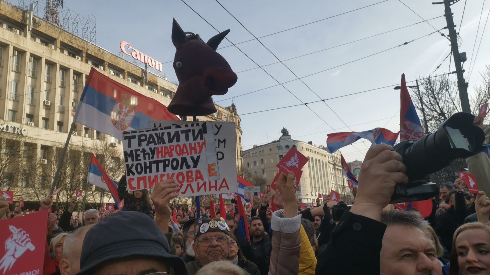 Završen protest "Ne pristajemo" ispred Ustavnog suda: Građani institucijama pokazali crvene kartone (FOTO, VIDEO) 10