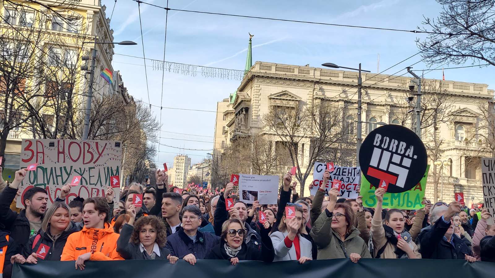 Završen protest "Ne pristajemo" ispred Ustavnog suda: Građani institucijama pokazali crvene kartone (FOTO, VIDEO) 11