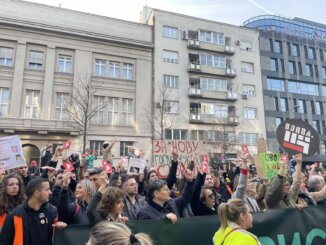 Završen protest "Ne pristajemo" ispred Ustavnog suda: Građani institucijama pokazali crvene kartone (FOTO, VIDEO) 6