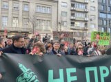 Završen protest "Ne pristajemo" ispred Ustavnog suda: Građani institucijama pokazali crvene kartone (FOTO, VIDEO) 8