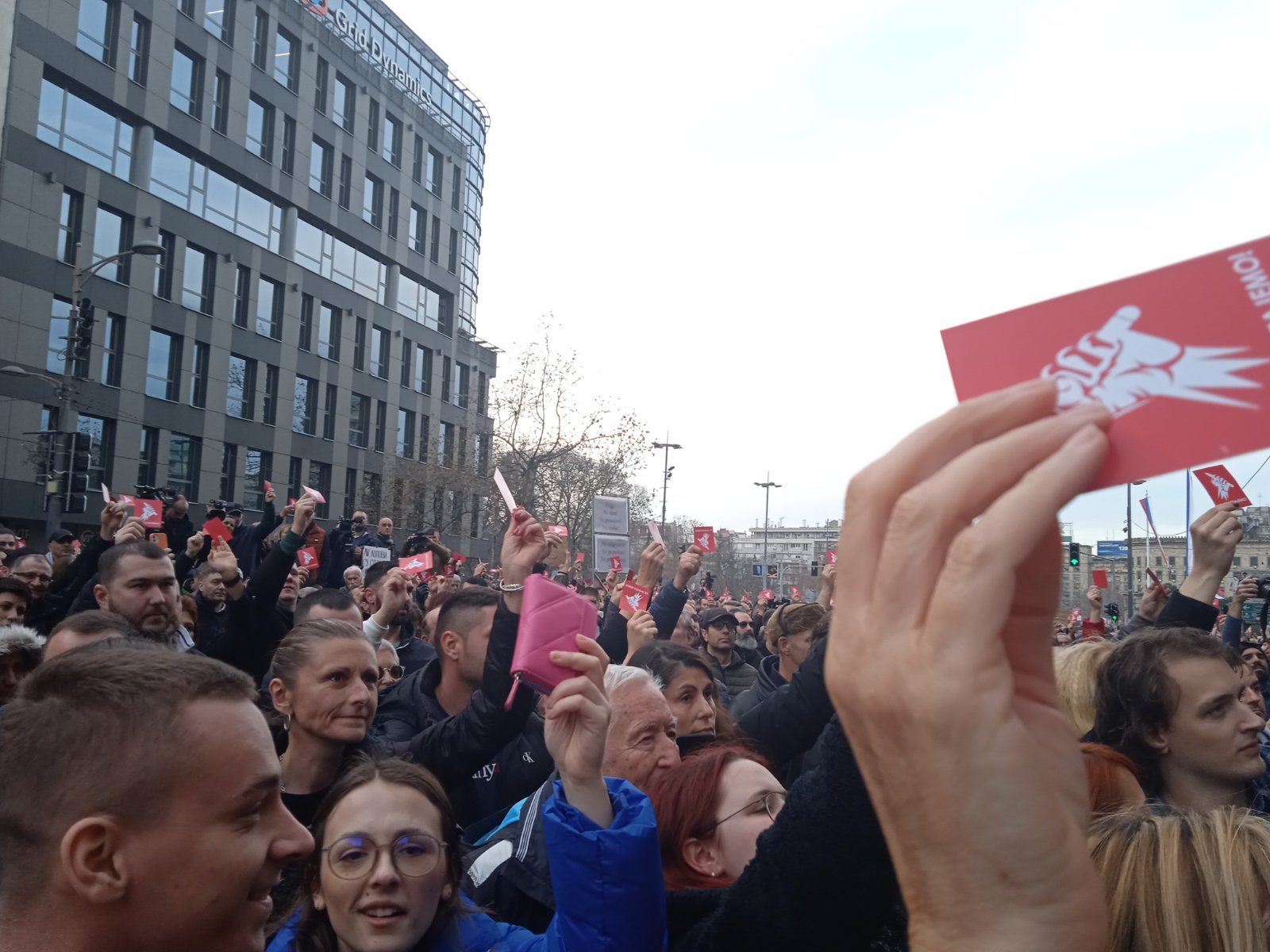 Završen protest "Ne pristajemo" ispred Ustavnog suda: Građani institucijama pokazali crvene kartone (FOTO, VIDEO) 2