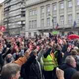 Završen protest "Ne pristajemo" ispred Ustavnog suda: Građani institucijama pokazali crvene kartone (FOTO, VIDEO) 5
