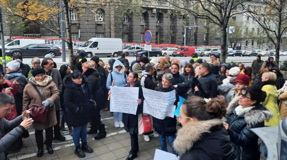 Radnici u socijalnoj zaštiti najavili štrajk upozorenja na protestu ispred Vlade Srbije: Stajemo sa radom na sat vremena (FOTO/VIDEO) 1