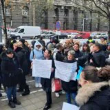 Radnici u socijalnoj zaštiti najavili štrajk upozorenja na protestu ispred Vlade Srbije: Stajemo sa radom na sat vremena (FOTO/VIDEO) 2