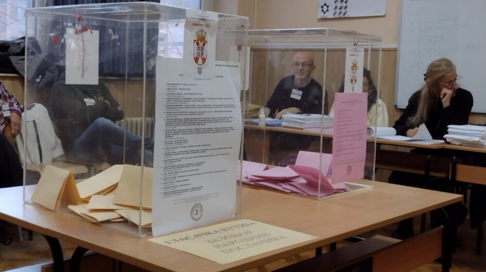 Zeleno-levi front: Napadnuta članica lokalne komisije jer je otkrila da lica sa lažnim akreditacijama na biračkom mestu vode paralelnu evidenciju 1