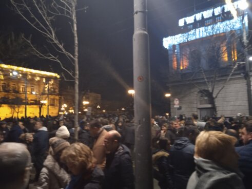 Četvrti protest RIK Završen četvrti protest ispred RIK-a, još dve poslanice stupile u štrajk glađu (FOTO, VIDEO) 11