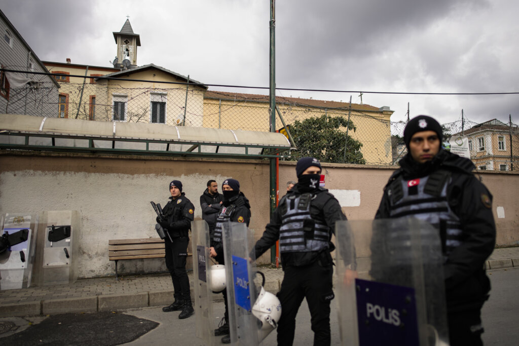 Napad na rimokatoličku crkvu u Istanbulu, jedna osoba ubijena (FOTO) 3