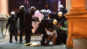 Rezolucija Evropskog parlamenta koja je najavljena za kraj oktobra, uoči godišnjice od pada nadstrešnice u Novom Sadu i početka protesta protiv aktuelnog režima u Srbiji, čija je brutalnost u pokušajima gušenja pobune postala „poznata“ širom planete, značajan je i još jedan u nizu koraka u smeru promene odnosa EU prema Aleksandru Vučiću, saglasni su sagovornici Danasa.