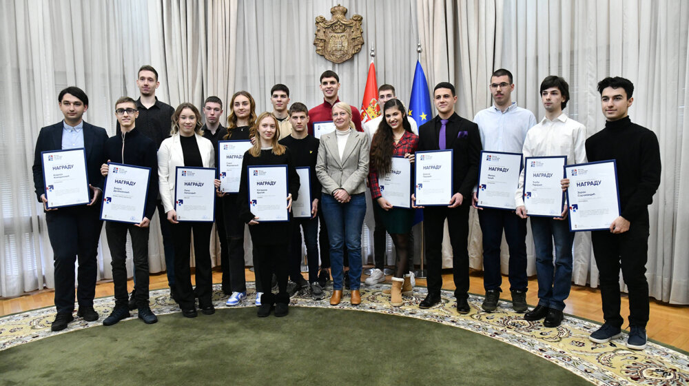 Raspisan konkurs za nagrađivanje najboljih srednjoškolaca u Srbji 1