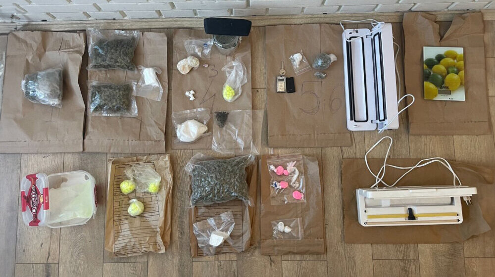 Policija uhapsila dilera u Novom Sadu: U stanu pronađeno 1,4 kilograma marihuane, amfetamina i kokaina 1