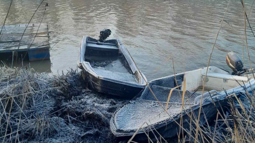 Zapaljeni čamci ribočuvarima u Bečeju: Iz Voda Vojvodine kažu da je ovo je reakcija lopova na njihove pojačane akcije 1