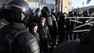 Pet novinara, uključujući i glavnog urednika ruskog onlajn medija Baza, uhapšeno je danas u okviru istrage o curenju policijskih informacija, javile su ruske agencije.