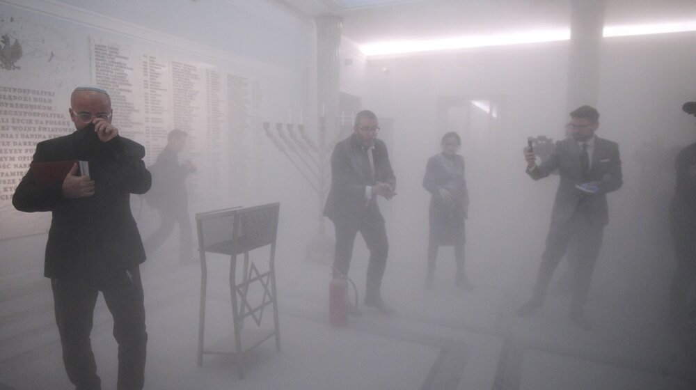 Evroparlamentarac obrisao cipele o EU zastavu i spalio je (VIDEO) 1