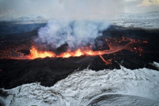 Užarena lava iz vulkana ušla u islandski ribarski gradić Grindavik (FOTO) 3