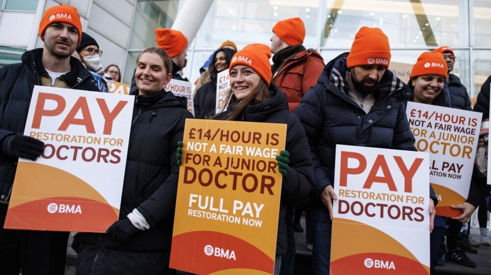 Zbog plate manje od 18 evra na sat hiljade lekara počele najduži štrajk u Velikoj Britaniji 1