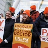 Zbog plate manje od 18 evra na sat hiljade lekara počele najduži štrajk u Velikoj Britaniji 4