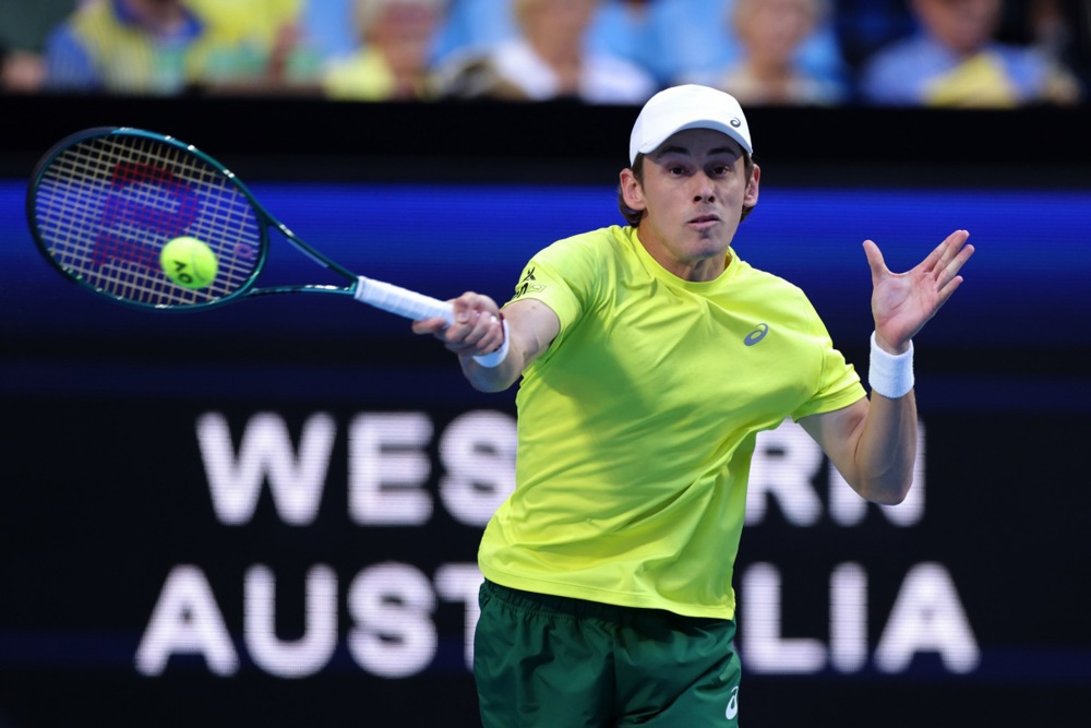 Eh, ta nelagoda u desnoj ruci: Đoković zbog ograničenja u igri izgubio od ohrabrenog Australijanca De Minora na Junajted kupu 2 Eh, ta nelagoda u desnoj ruci: Đoković zbog ograničenja u igri izgubio od ohrabrenog Australijanca De Minora na Junajted kupu 2