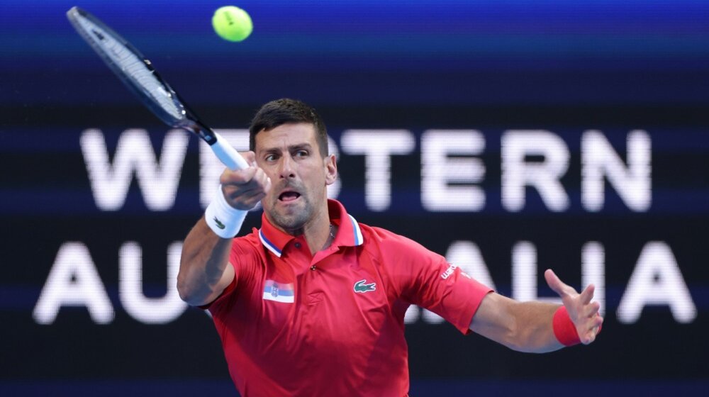 Eh, ta nelagoda u desnoj ruci: Đoković zbog ograničenja u igri izgubio od ohrabrenog Australijanca De Minora na Junajted kupu 1