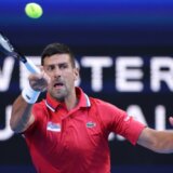 Eh, ta nelagoda u desnoj ruci: Đoković zbog ograničenja u igri izgubio od ohrabrenog Australijanca De Minora na Junajted kupu 3