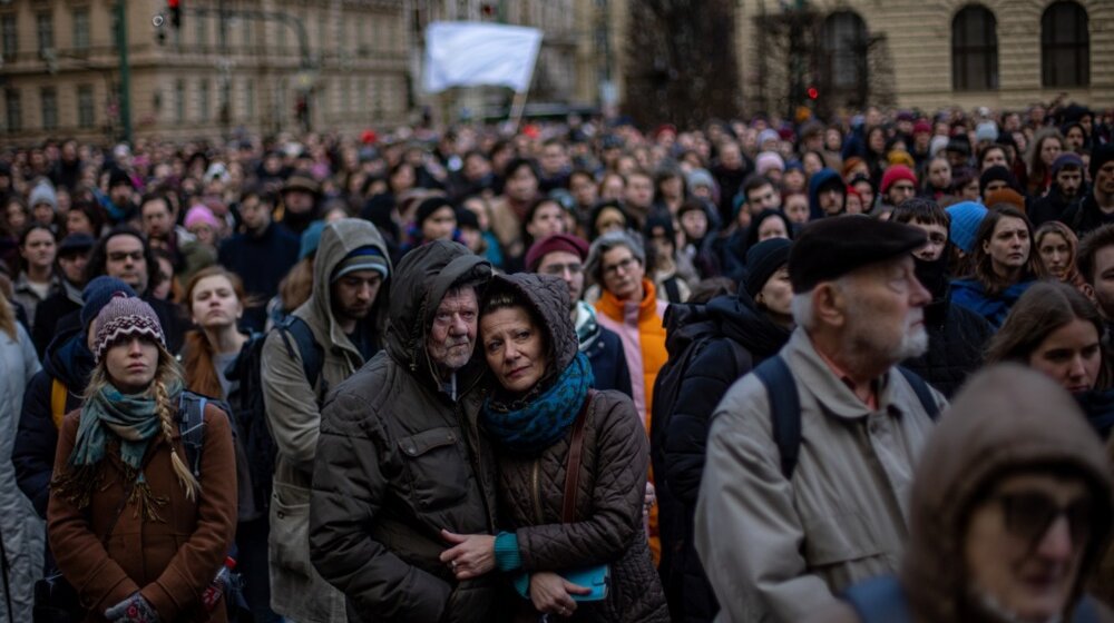 Studenti u nemom pohodu Pragom odali poštu žrtvama masovnog ubistva 1