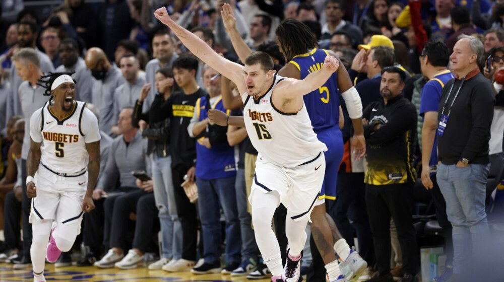 U zvuk sirene: Jokić srušio Golden Stejt u San Francisku trojkom s pola terena (VIDEO) 1