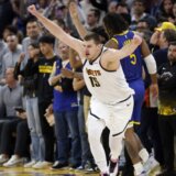 U zvuk sirene: Jokić srušio Golden Stejt u San Francisku trojkom s pola terena (VIDEO) 9