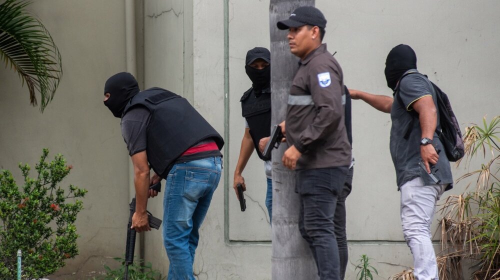 Naoružani napadači upali u TV studio Ekvadora tokom direktnog prenosa 1