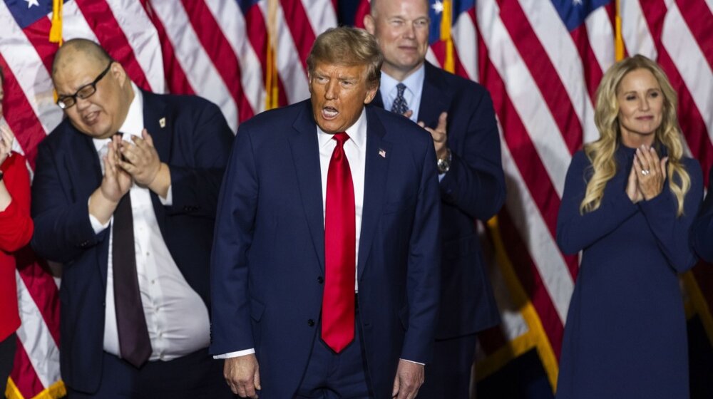 "Trampova pobeda u Ajovi označava njegov povratak i korak unazad za zemlju": Gardijan o ishodu prvih republikanskih predizbora 1