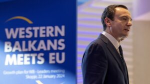 Član predsedništva Srpske liste i izabrani odbornik SO Severna Mitrovica Nemanja Biševac reagovao je na postavljanje kamena temeljca na dečijem igralištu u Mikronaselju, ističući da Pokret Samoopredeljenje koristi gradnju škole na severu u predizbornoj kampanji u Južnoj Mitrovici, gde će se 9. novembra održati drugi krug lokalnih izbora.