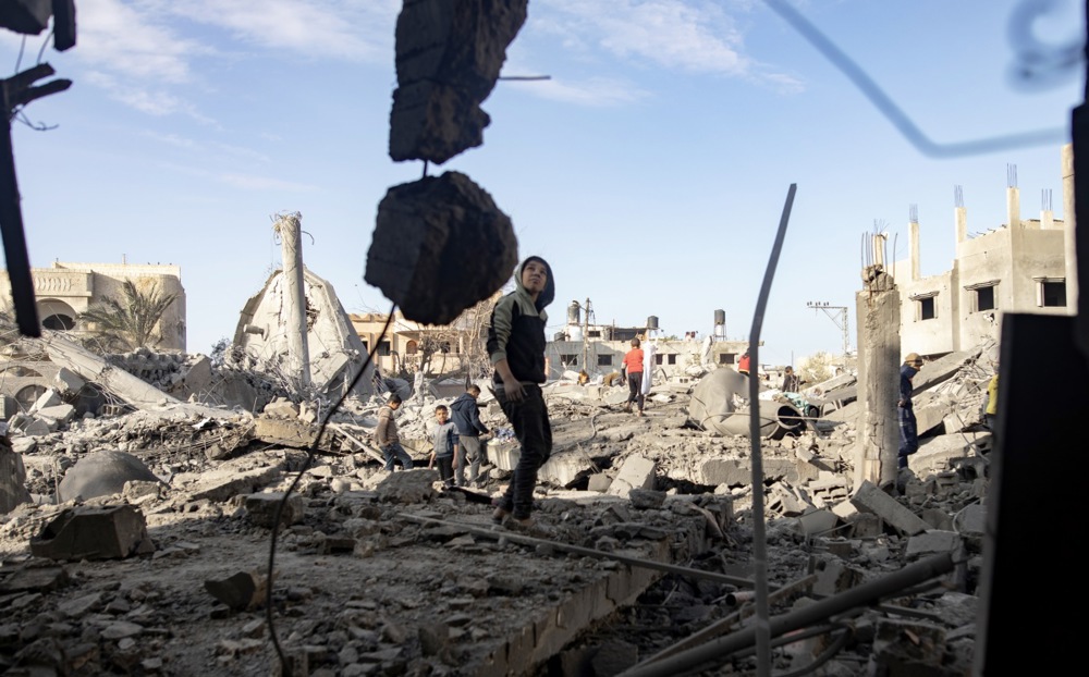"Hoće li se Bajden ikada suprotstaviti Netanjahuu? Nemojte se kladiti na to": Analiza Kris Megrila za Gardijan 2 epa11102962 Palestinians search for missing people under the rubble of the destroyed Omar bin Abdul Aziz Mosque in Rafah refugee camp, southern Gaza Strip, 25 January 2024, following Israeli air strikes. More than 25,700 Palestinians and at least 1,330 Israelis have been killed, according to the Palestinian Health Ministry and the Israel Defense Forces (IDF), since Hamas militants launched an attack against Israel from the Gaza Strip on 07 October 2023, and the Israeli operations in Gaza and the West Bank which followed it.