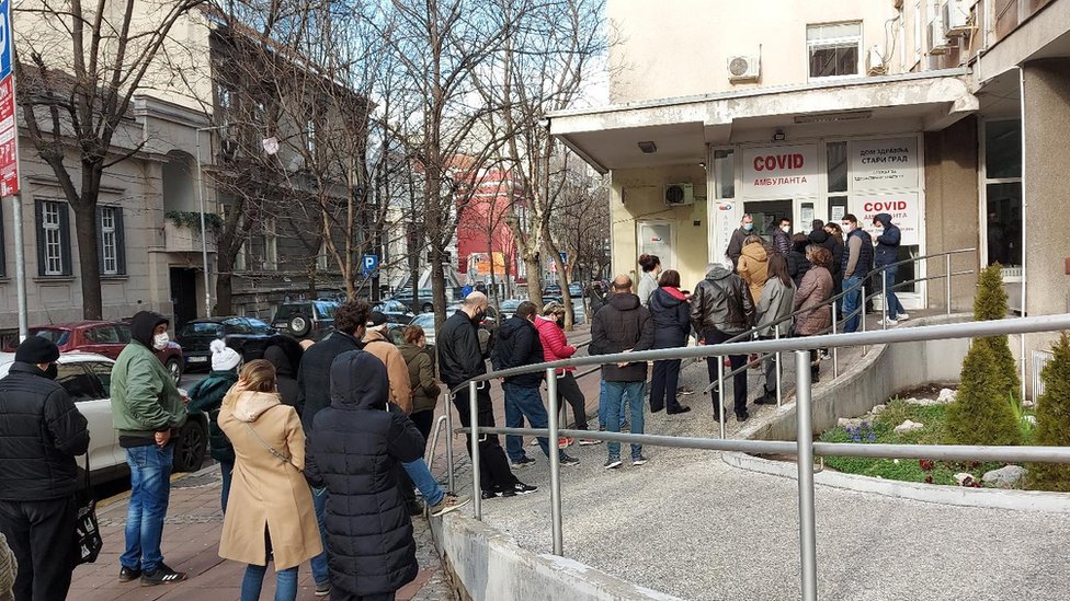 Srbija i zdravstvo: Lekara opšte prakse ni za lek 2 Gužve ispred kovid ambulanti