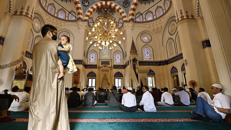 Japan i muslimani: Godinama traje borba zajednice gde sahraniti bližnje u zemlji gde je kremacija uobičajena 1 Muslims praying at the biggest mosque in Japan in Tokyo