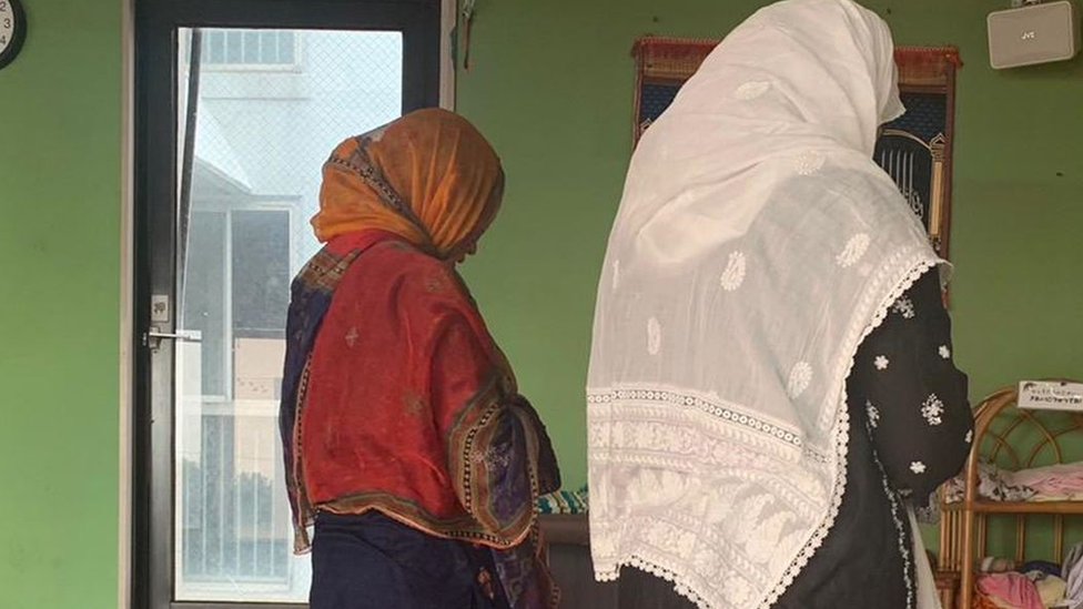 Japan i muslimani: Godinama traje borba zajednice gde sahraniti bližnje u zemlji gde je kremacija uobičajena 4 Ryoko Sato praying with another woman