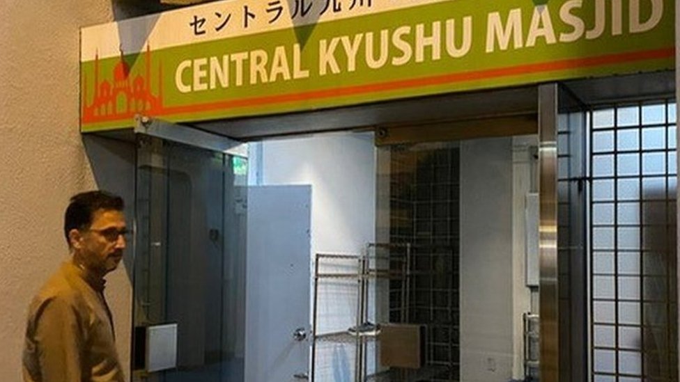 Japan i muslimani: Godinama traje borba zajednice gde sahraniti bližnje u zemlji gde je kremacija uobičajena 2 Tahir Abbas Khan in a mosque