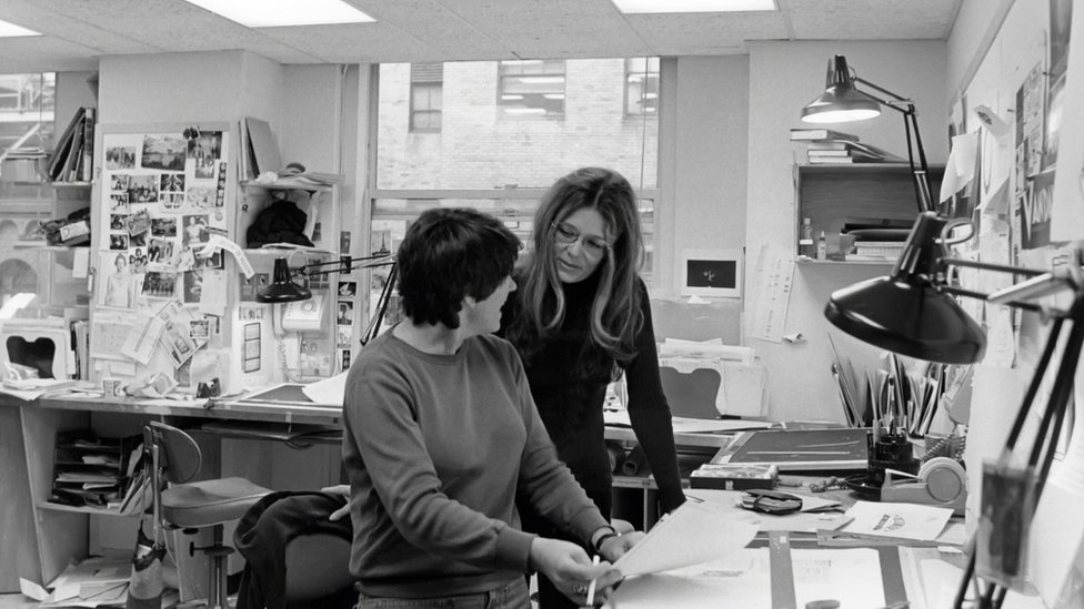 Glorija Stajnem: Želja da se kontrolišu materice često je smrtonosna 8 Glorija Stajnem u kancelariji magazina Ms. 1974. godine