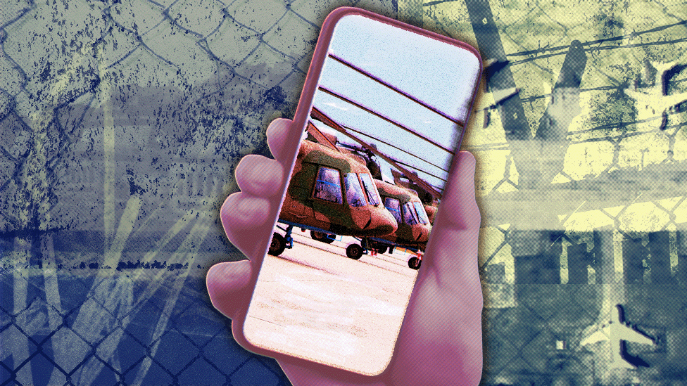 Rusija i Ukrajina: Ateš, grupa koja špijunira Ruse na okupiranom Krimu 5 Grafik koji prikazuje telefon u ruci