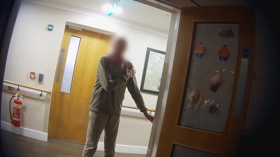 Velika Britanija: Strano osoblje 'izrabljeno i zarobljeno' u staračkom domu, BBC istraga 5 Night shift nurse seen in corridor