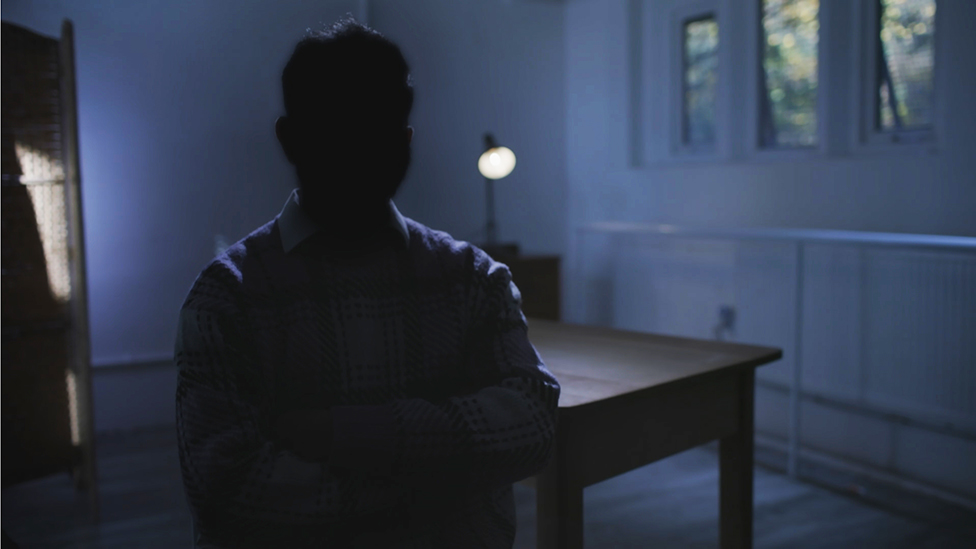 Velika Britanija: Strano osoblje 'izrabljeno i zarobljeno' u staračkom domu, BBC istraga 4 "Ahmed" in silhouette